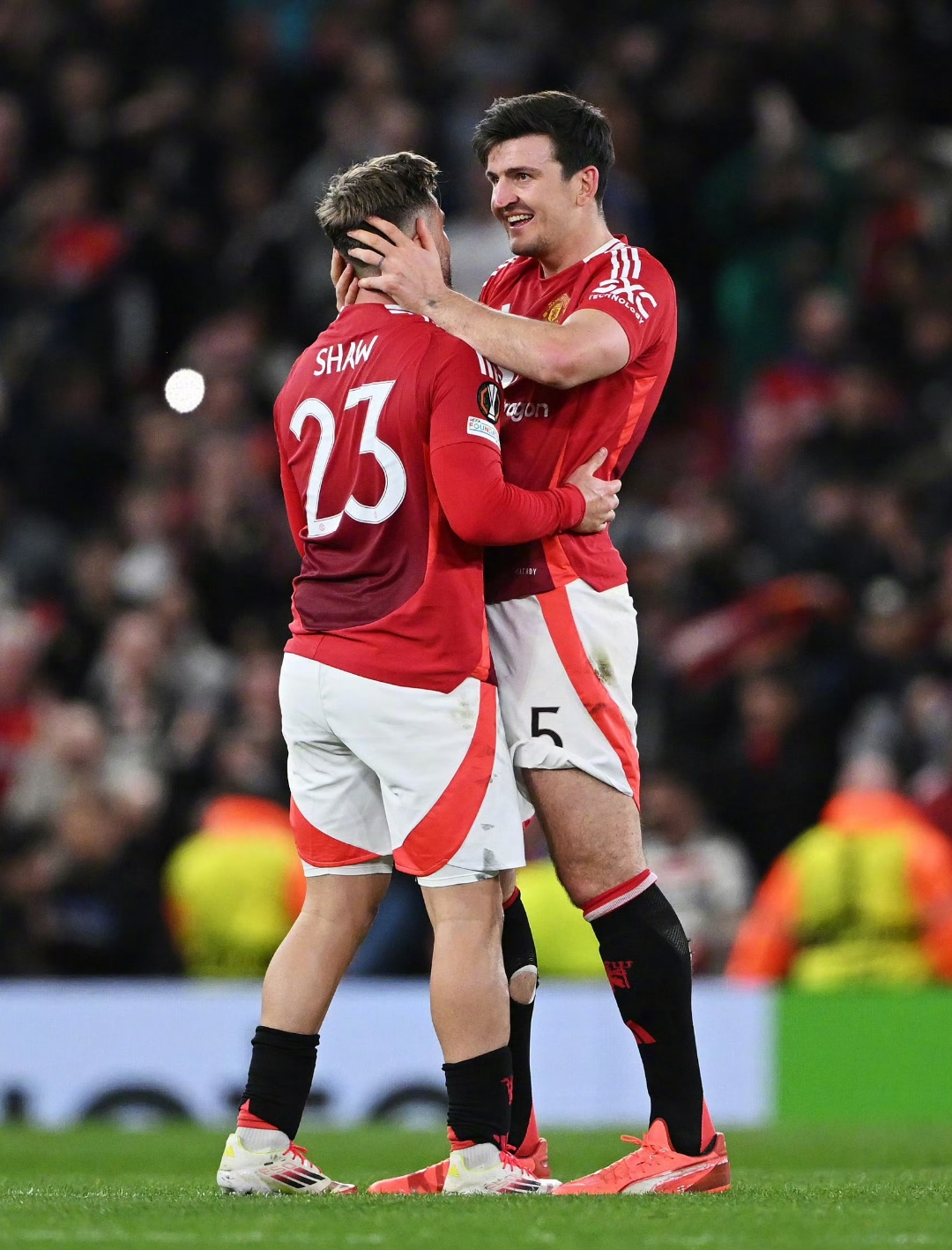 曼联老将离队或开启新生涯，球迷感慨英雄谢幕的简单介绍