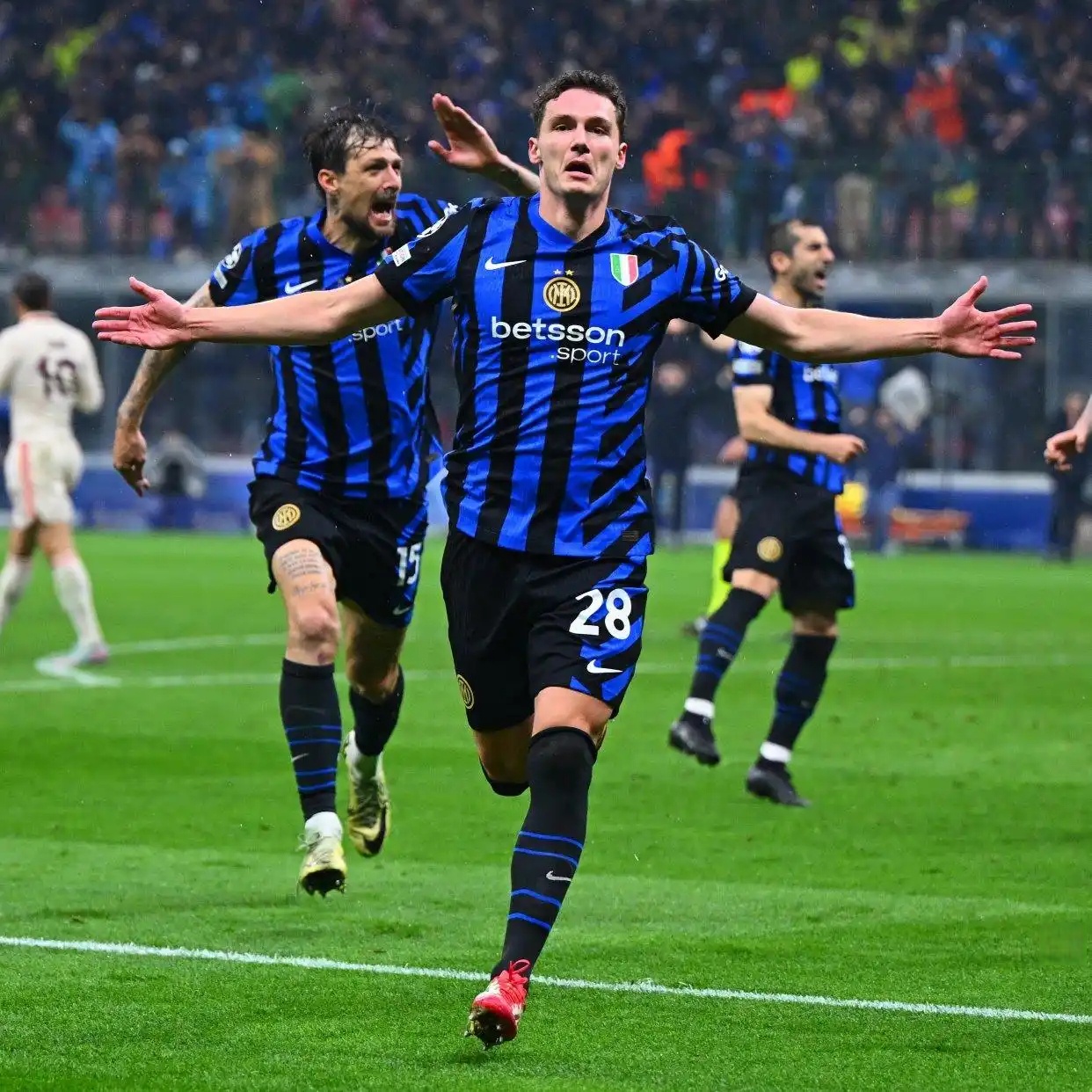 米兰双雄火拼,国米取得关键胜利的简单介绍 米兰双雄火拼,国米取得关键胜利的简单介绍