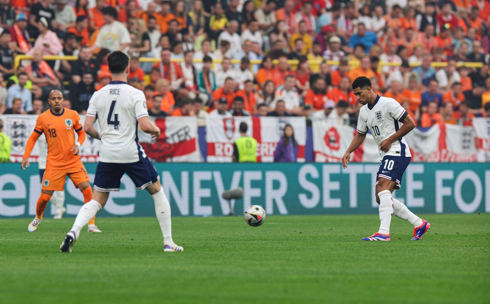 球员热身备战,欧洲杯再掀足球风暴的简单介绍 球员热身备战,欧洲杯再掀足球风暴的简单介绍