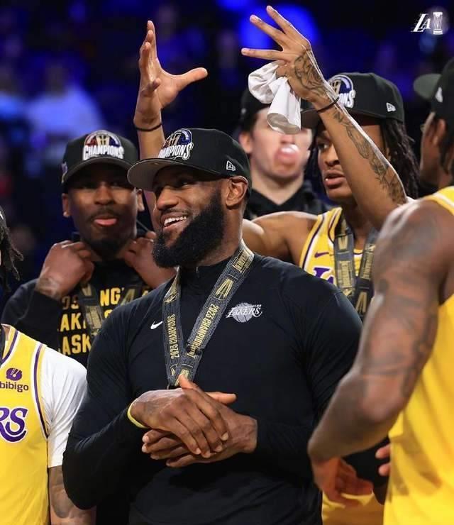 包含湖人队全队拼尽全力比赛中夺冠的词条