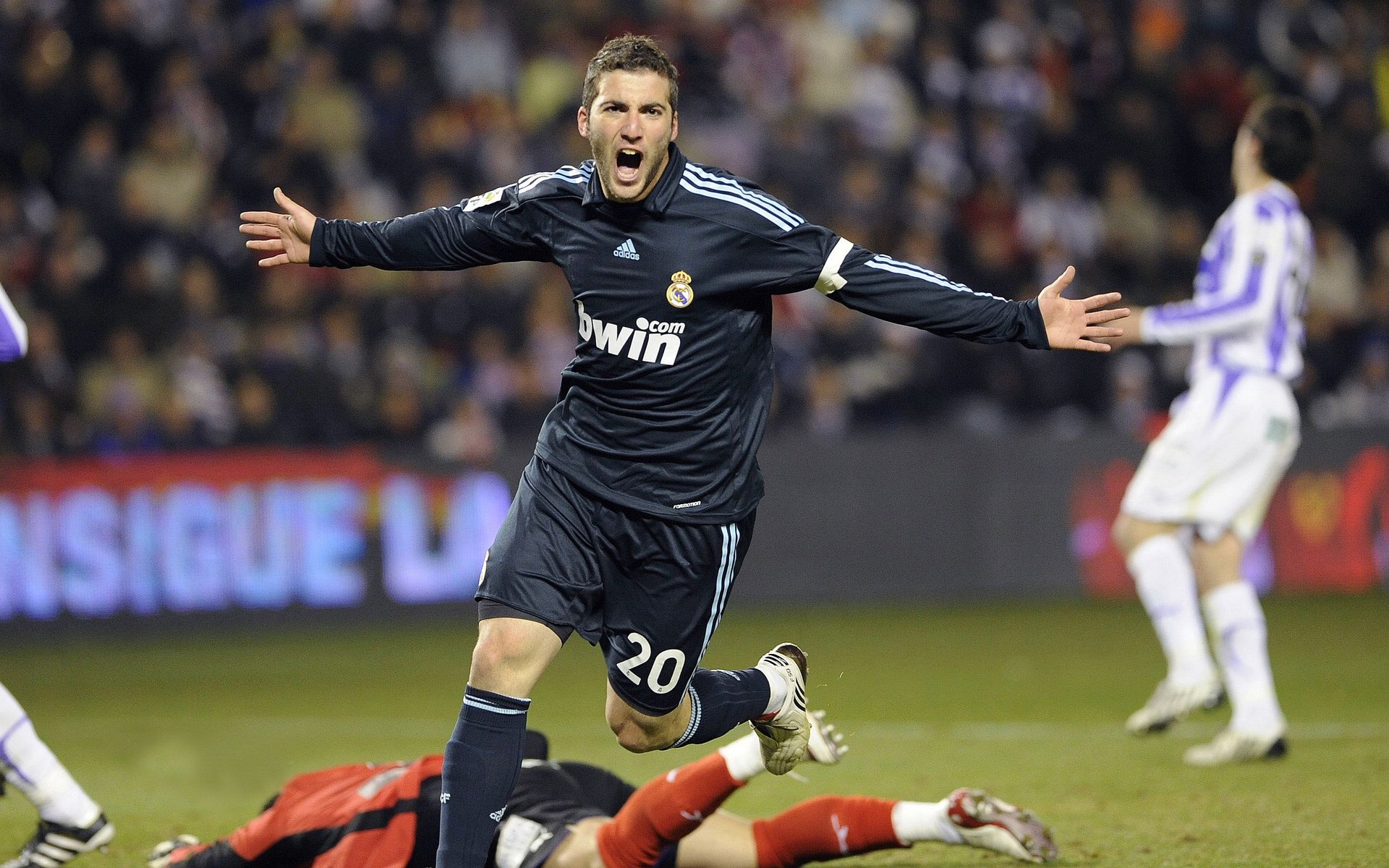 勒克莱尔主场点燃赛场，威廉姆斯绝地险胜梅赛德斯